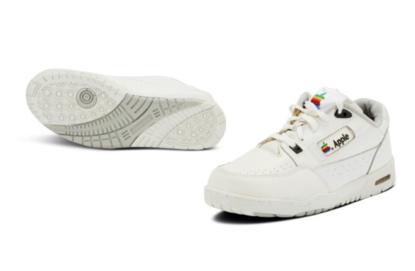 Стоят как пятьдесят iPhone. 30-летние кроссовки Apple выставили на аукцион