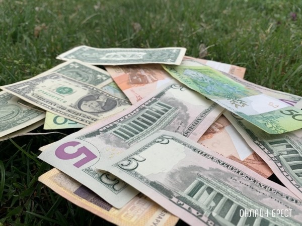 Эти доллары не брали, а теперь примут в обменниках. У банков изменения — узнали почему