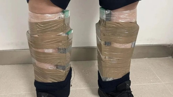 Контрабандист прилепил к себе 12 килограммов iPhone