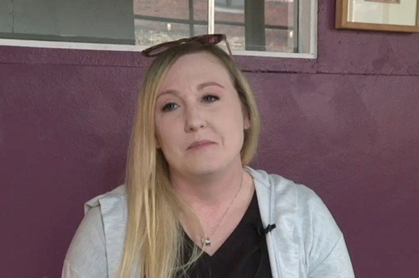 Официантку, получившую $10 тысяч чаевых, уволили владельцы заведения