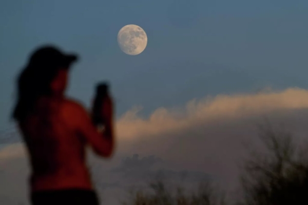 Ночью можно было увидеть осетровую луну. Как она выглядела
