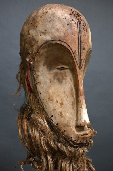 Семья продала старую маску за €150, а покупатель вскоре ее перепродал за €4,2 миллиона